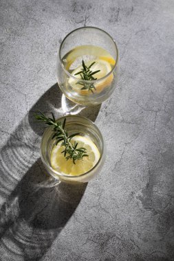 Limonlu ve aromalı bitkilerle dolu bardaklar.