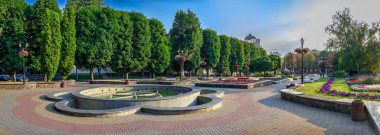 Khmelnitskyi, Ukrayna 12.07.2021. Ukrayna 'nın tarihi şehir merkezi Khmelnitskyi, güneşli bir yaz sabahı