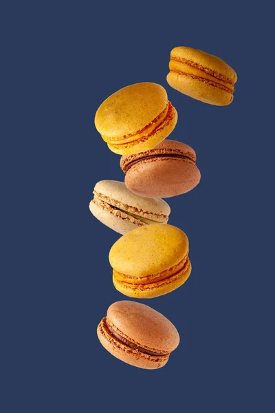 Macaron Colorati Che Volano Sfondo Blu — Foto Stock