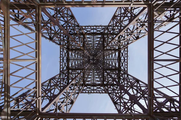 Torre Eiffel Vista Desde Abajo Ciudad Contra Cielo Parque Europa — Foto de Stock