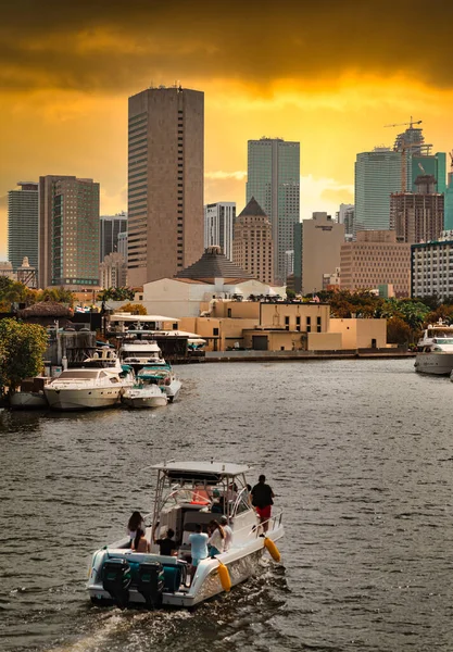 Gente Barco Miami Río Centro Skyline —  Fotos de Stock