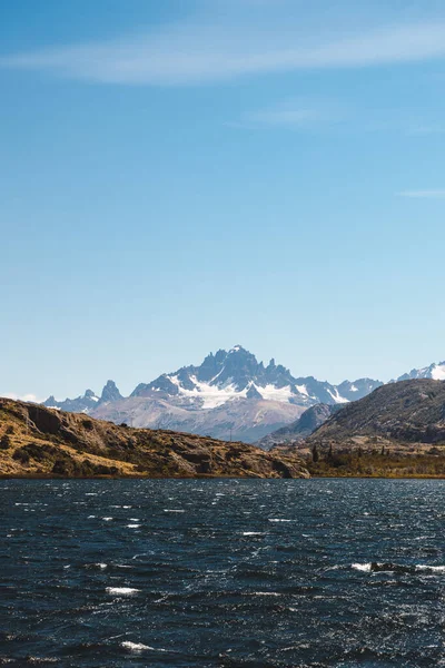 Grande Cordilheira Atrás Lago Azul Marinho Paisagem Patagónica — Fotografia de Stock