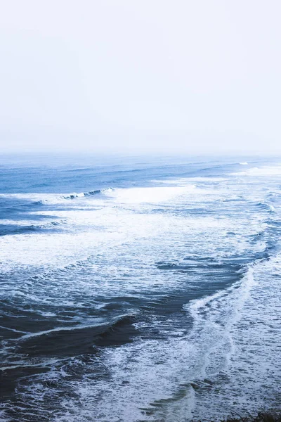 Wellen Eines Blauen Meeres Brechen Strand Auf — Stockfoto