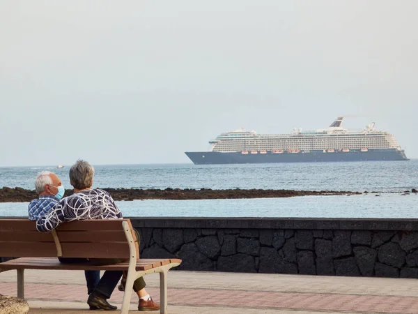 Starsza Para Widziana Tyłu Siedząca Ławce Widokiem Morze — Zdjęcie stockowe