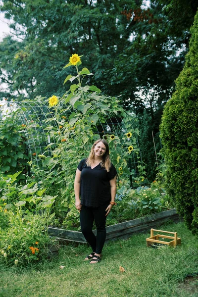 Jardineiro Mulher Frente Girassol Gigante — Fotografia de Stock