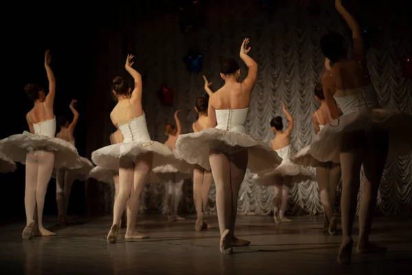 Ballerina Witte Tutus Tonen Dansbewegingen Meisjes Doen Ballet Ballet Dansles — Stockfoto