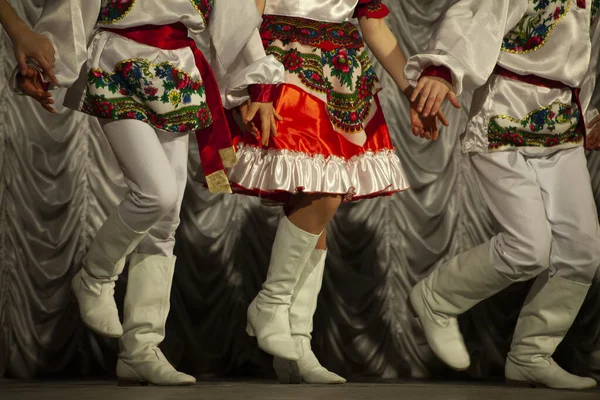 Λευκές Μπότες Στα Πόδια Των Παιδιών Παιδιά Μαθαίνουν Χορεύουν Χορός — Φωτογραφία Αρχείου