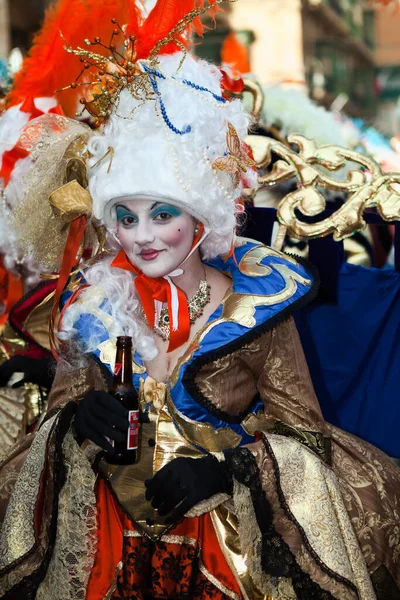 Valletta Malta Mar Carnival Dancer Drinks Beer International Carnival Malta — Stock Photo, Image