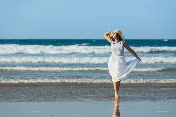 Vrolijke Vrouwelijke Toerist Wandelen Buurt Van Stormachtige Zee — Stockfoto