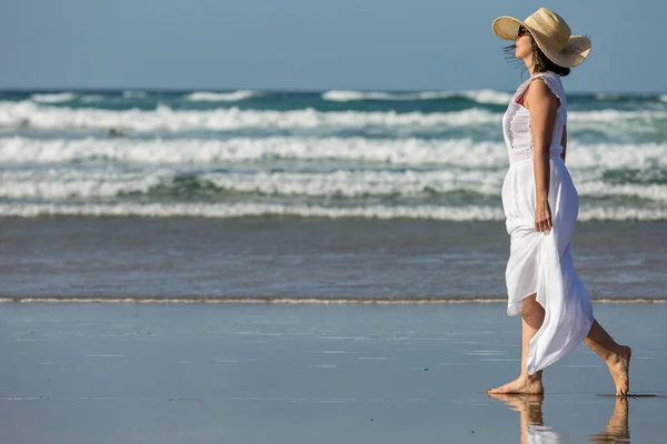 Vrouw Die Tegen Wuivende Zee Loopt — Stockfoto