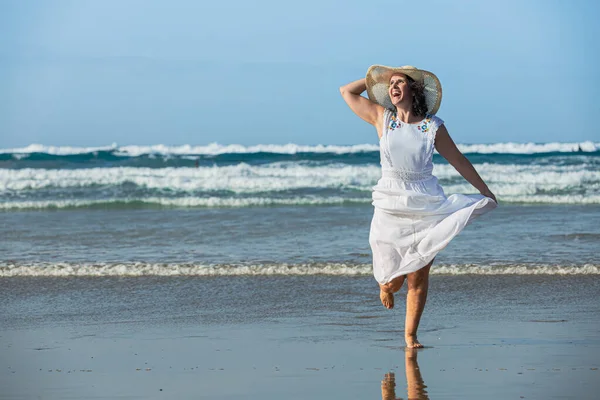 Волнующая Женщина Бегает Пляжу — стоковое фото
