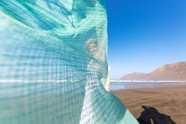 Жінка Туристка Шарфом Танцює Піщаному Пляжі — стокове фото