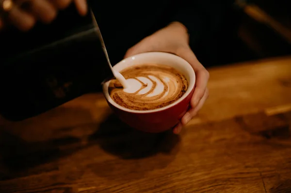 Pouring Latte Art Red Mug — Φωτογραφία Αρχείου