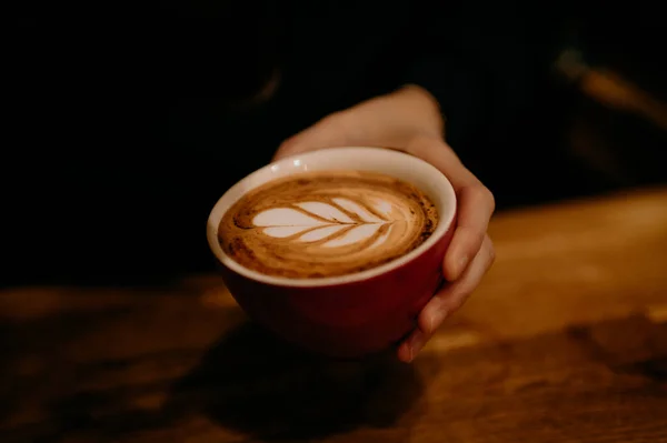 Hand Holding Latte Art Στην Κόκκινη Κούπα — Φωτογραφία Αρχείου
