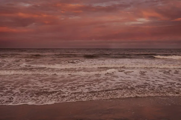 Pembe Günbatımı Sahilde Dalgalarla — Stok fotoğraf