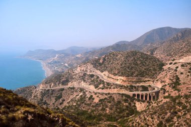 Mavi gökyüzü ve mavi deniziyle Almerya Çölü 'nün kıyı manzarası.