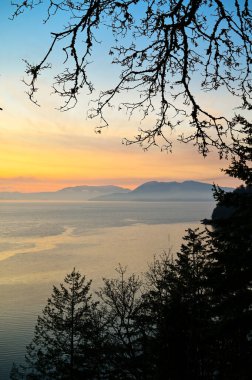 Pasifik 'in kuzeybatısındaki San Juan Adaları üzerinde gün batımı