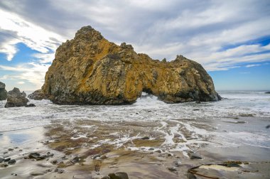 Big Sur 'daki Pfeiffer Plajında Keyhole Rock