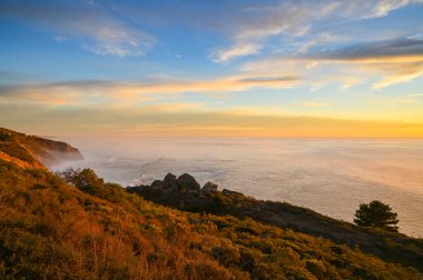 Sunset 'teki Big Sur California' da puslu kıyı şeridi