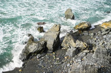 Big Sur California 'daki Pasifik Vadisi Kayalıkları' nın engebeli kıyı şeridi