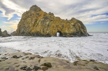 Big Sur 'daki Pfeiffer Plajında Keyhole Rock