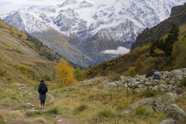 Kadın gezgin, dağlarda sırt çantalı bir turist. Etkin yaşam.