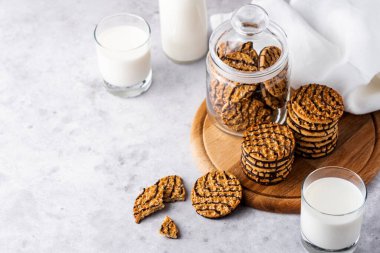 Hafif arkaplanda süt ve çikolatalı kurabiye