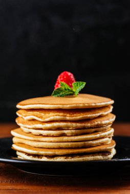 Böğürtlenli ve meyveli ev yapımı krep.