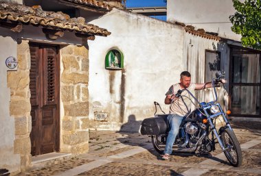 SICILY, ITALY - 6 Nisan 2014 - H.O.G. Üyeleri Malta Bölümü, Sicilya 'da turnedeyken Harley-Davidson motorsikletlerini sürüyor. Harley Sahipleri Grubu (H.O.G.) Dünyanın çeşitli yerlerinden yerel bölümlerden oluşmaktadır..