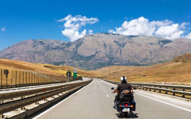 SICILY, ITALY - 6 Nisan 2014 - H.O.G. Üyeleri Malta Bölümü, Sicilya 'da turnedeyken Harley-Davidson motorsikletlerini sürüyor. Harley Sahipleri Grubu (H.O.G.) Dünyanın çeşitli yerlerinden yerel bölümlerden oluşmaktadır..