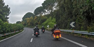 SICILY, ITALY - 6 Nisan 2014 - H.O.G. Üyeleri Malta Bölümü, Sicilya 'da turnedeyken Harley-Davidson motorsikletlerini sürüyor. Harley Sahipleri Grubu (H.O.G.) Dünyanın çeşitli yerlerinden yerel bölümlerden oluşmaktadır..