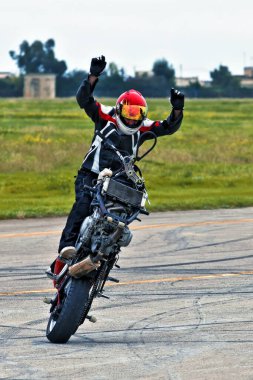 LUQA, MALTA - DEC 11 - 11 Aralık 2011 tarihinde MIA havaalanında düzenlenen yıllık PaqPaqli ghall-Istrina motor sporları yardım etkinliği sırasında dublör Angyal Zoltan ön tekerleksiz geziyor