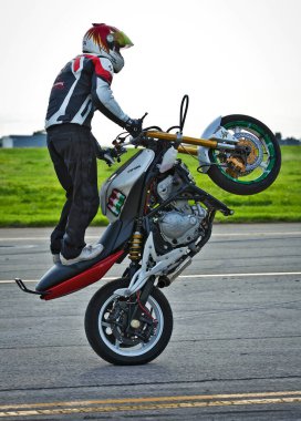 LUQA, MALTA - DEC 11 - 11 Aralık 2011 tarihinde MIA havaalanında düzenlenen yıllık PaqPaqli ghall-Istrina motor sporları yardım etkinliği sırasında dublör Angyal Zoltan ön tekerleksiz geziyor