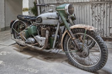 TA 'QALI, MALTA - APR 20 - 20 Nisan 2013' te Malta Havacılık Müzesi 'nde sergilenen eski bir Triumph motosiklet