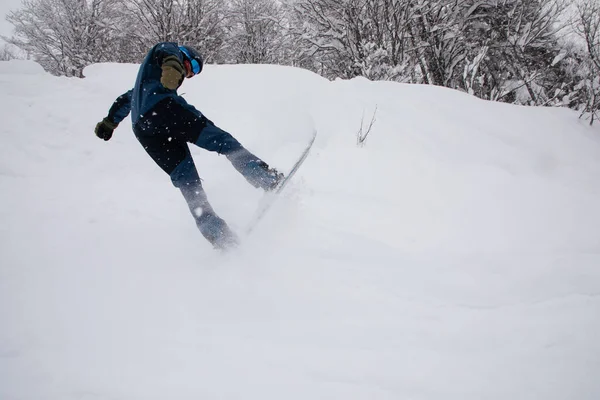 Snowboarder Montando Rápido Encosta Freeride Neve — Fotografia de Stock