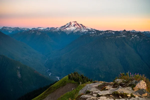 Glacier Peak Com Vale Rio Suiattle Pôr Sol — Fotografia de Stock