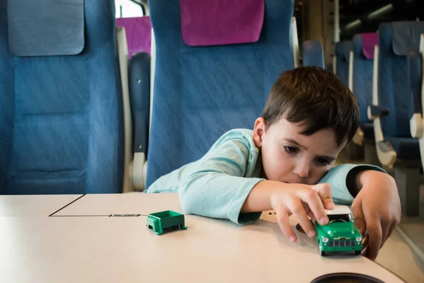 Junge Spielt Zug — Stockfoto