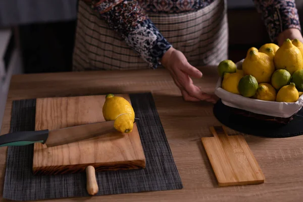 Tahta Bir Tahtanın Üzerinde Limon Limon Kesen Kadın Elleri — Stok fotoğraf