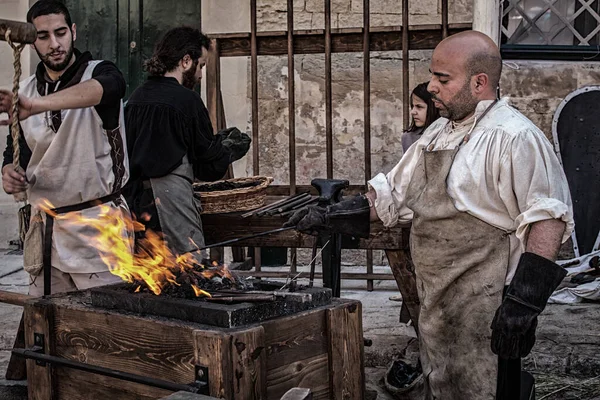 Mdina Malta Rpa 在2013年4月13日于Mdina举行的中世纪Mdina节期间的中世纪铁匠 — 图库照片
