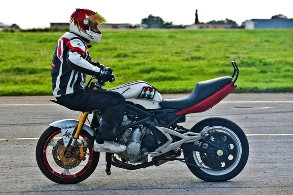 Luqa Malta Dic Stunt Rider Angyal Zoltan Monta Sin Rueda — Foto de Stock