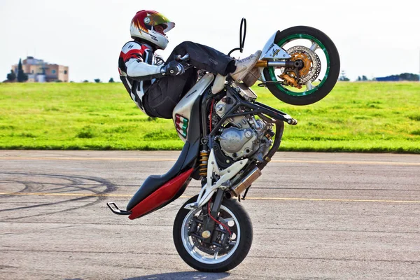 Luqa Malta Dec Stunt Rider Angyal Zoltan Jezdí Bez Předního — Stock fotografie