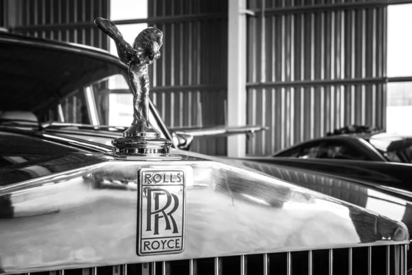 Μονοχρωματική Λεπτομέρεια Από Σχάρα Rolls Royce Και Έμβλημα — Φωτογραφία Αρχείου