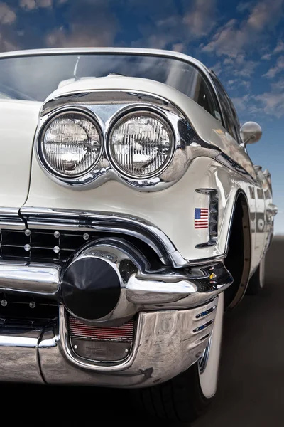 青空の背景を持つ高速巡航して古典的なアメリカの自動車 — ストック写真