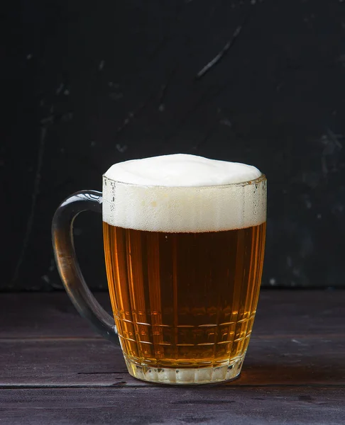 Glas Bier Donkere Achtergrond Donker Houten Tafel — Stockfoto