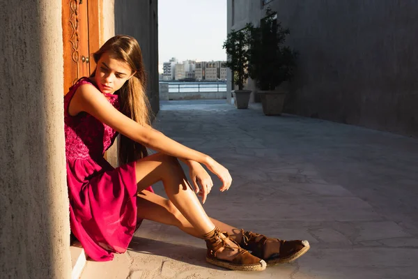 Passeggiate Turistiche Ragazza Nella Vecchia Città Araba Vacanze Visite Turistiche — Foto Stock