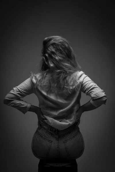 Een Meisje Met Haar Rug Gedraaid Een Studio Portret — Stockfoto
