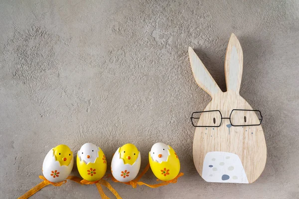Conejo Pascua Huevos Juguete Colores Sobre Fondo Gris Espacio Copia — Foto de Stock