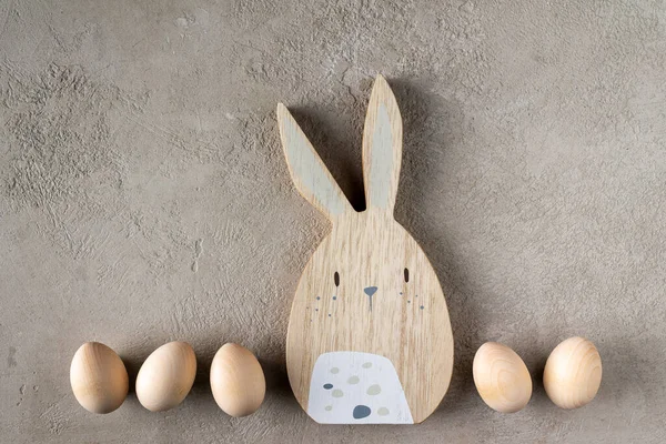 Huevos Conejo Madera Yeso Beige Espacio Para Copiar — Foto de Stock