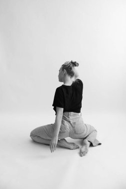 Kız esneme ve egzersiz yapıyor.