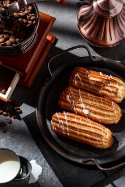 Eski bir tabakta kahve, kahve, kahve öğütücüsü..